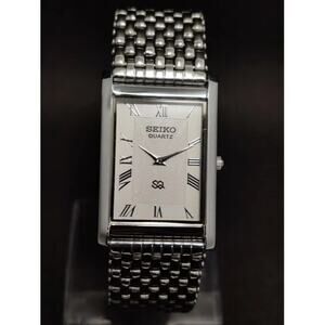 Vintage Style Seiko Quartz Mens Silver Watch & White accents W/ Metal Strap